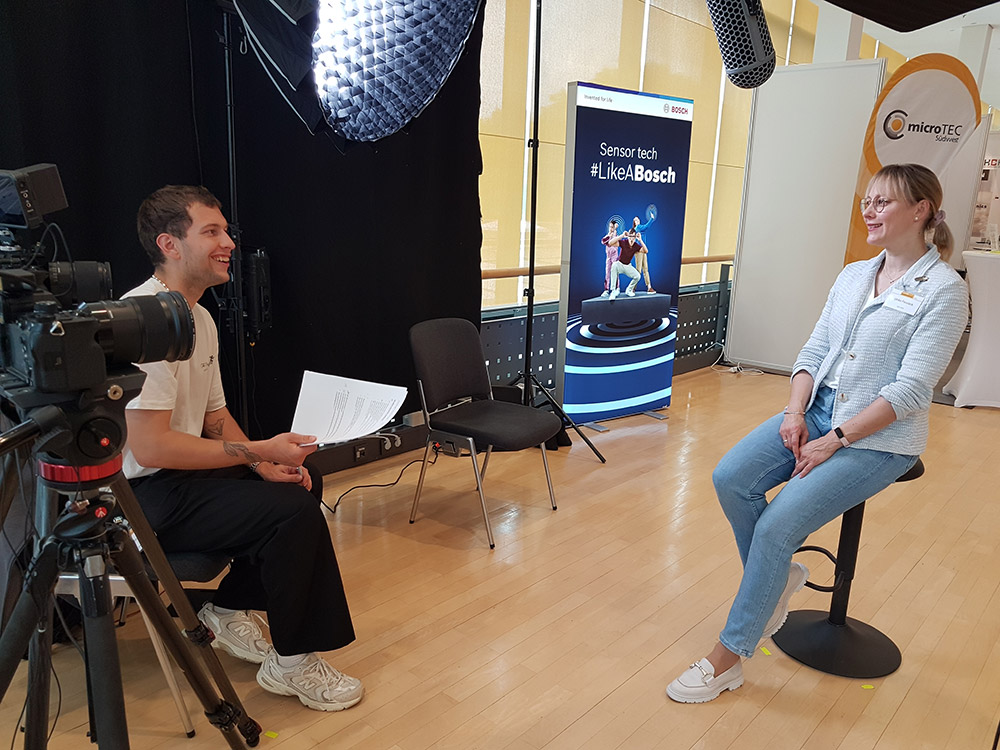 The picture shows Ulrike Passlack, spokesperson for the microTEC Südwest specialist group, being interviewed at the Cluster Conference 2025 in Baden-Baden.