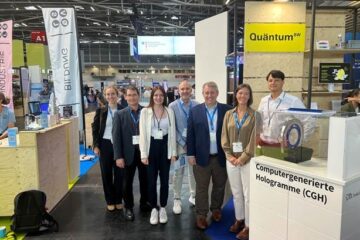 1. Group photo of the Montana (USA) delegation together with IMS CHIPS trade fair representatives at the Quantum BW booth during World of Quantum 2025.
